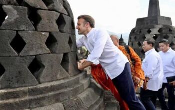 Presiden Prancis Emmanuel Macron kunjungi Candi Borobudur bersama Presiden Prabowo.