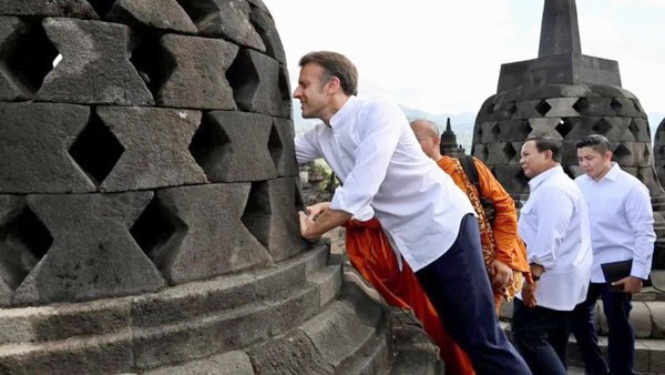 Presiden Prancis Emmanuel Macron kunjungi Candi Borobudur bersama Presiden Prabowo.