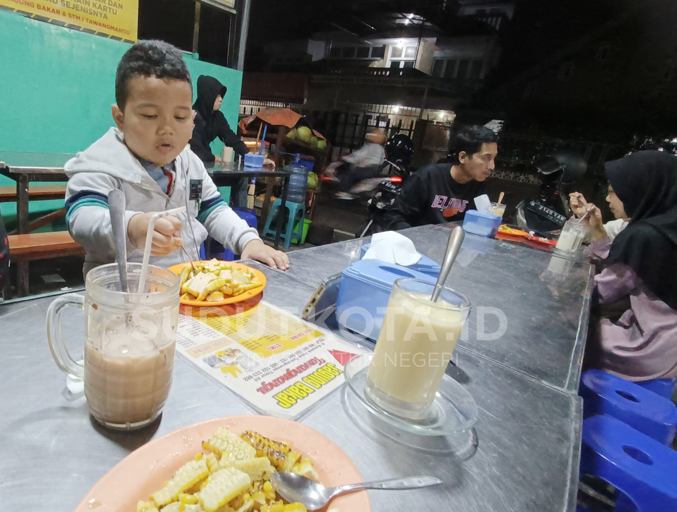 Nikmati kehangatan malam Kota Malang dengan Jagung Bakar dan STMJ legendaris di Tawangmangu