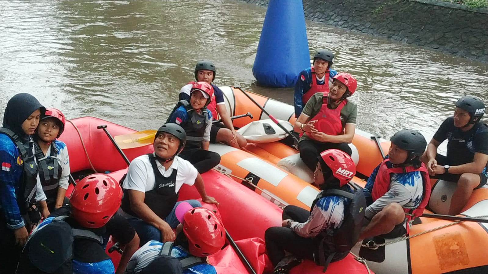 Derasnya arus Sungai Rolak di Kecamatan Kedungkandang tak menyurutkan semangat para atlet arung jeram Kota Malang yang tengah bersiap menghadapi Pekan Olahraga Provinsi (Porprov) Jawa Timur ke-9, untuk berlatih.