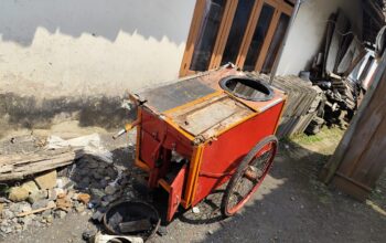 Seorang pedagang bakso di Desa Slorok, Kecamatan Kromengan, Kabupaten Malang, mengalami patah kaki setelah ditabrak sepeda motor saat mendorong gerobaknya di tengah malam, Sabtu (31/5/2025).