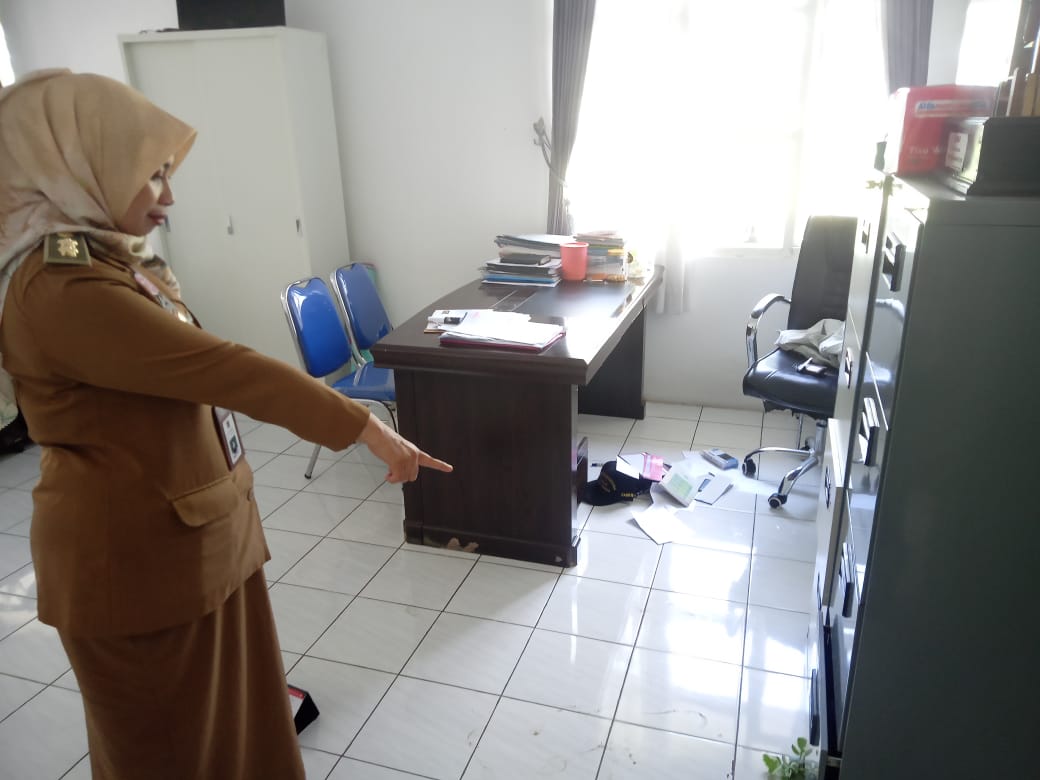 Kantor Kelurahan Candirenggo Singosari Malang di Satroni Maling