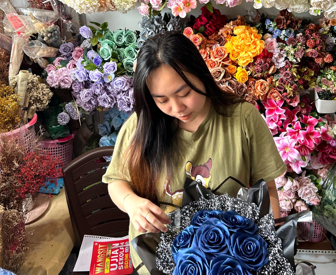Toko buket Sharen bliss Florist, yang berlokasi di Jalan Raya Mangunrejo, tepat di depan Balai Desa Mangunrejo, telah eksis sejak tahun 2000 dan masih bertahan hingga saat ini. Toko ini dikenal sebagai penyedia berbagai jenis buket seperti buket bunga artificial, bunga segar (fresh flower), buket boneka, hingga buket snack kekinian.