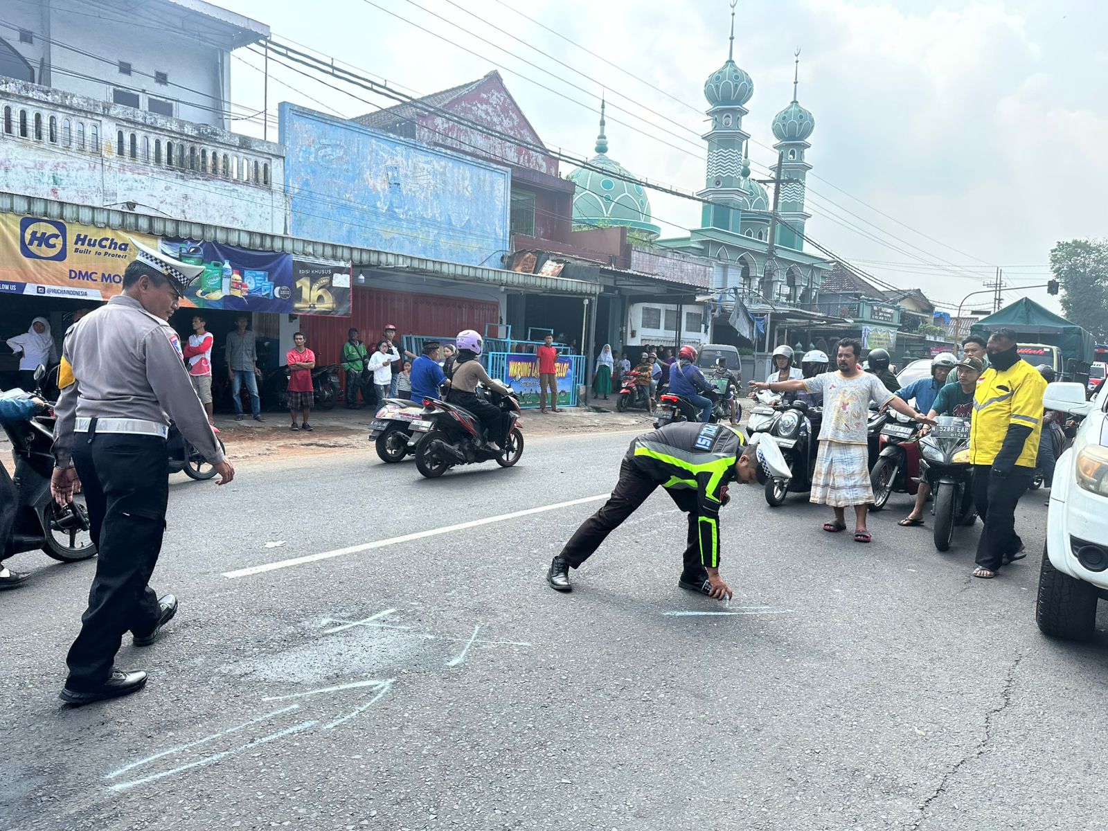 Kecelakaan lalu lintas (lakalantas) kembali terjadi di wilayah Kabupaten Malang. Kali ini, insiden terjadi di Jalan Raya Krebet Senggrong, Kecamatan Bululawang, pada Selasa (3/6/2025) sekitar pukul 12.10 WIB.