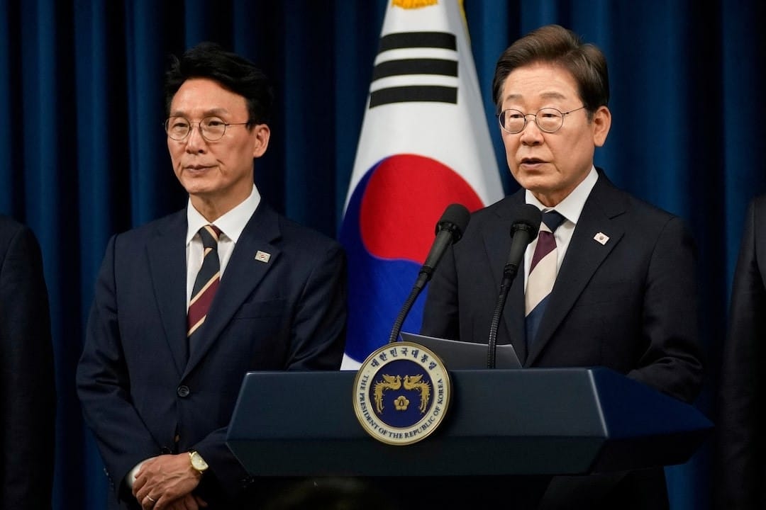 Lee Jae-myung secara resmi dilantik sebagai Presiden Korea Selatan pada Rabu (4/6) setelah meraih kemenangan dalam pemilihan darurat yang diadakan pada Selasa (3/6). Dalam pidato pelantikannya, Lee menekankan komitmennya untuk menghidupkan kembali demokrasi dan mendorong pertumbuhan ekonomi di tengah tantangan domestik dan global.