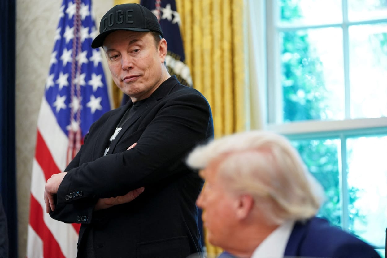 Hubungan antara Presiden Donald Trump dan CEO Tesla sekaligus pemilik SpaceX, Elon Musk, yang sebelumnya terjalin erat, kini berubah menjadi ajang perseteruan terbuka di hadapan publik.