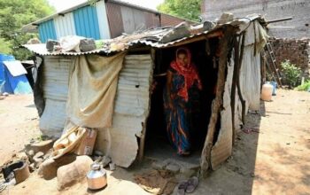 Bunuh diri di kalangan petani telah lama menjadi isu serius di India, dan kini cuaca ekstrem yang diperburuk oleh perubahan iklim semakin meningkatkan risiko tersebut. Hasil panen menurun drastis akibat suhu tinggi, curah hujan yang tidak menentu, banjir, serta kekeringan. Semua ini terjadi di sektor pertanian yang mempekerjakan sekitar 45 persen dari 1,4 miliar penduduk India.