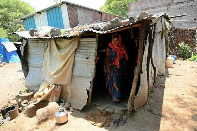 Bunuh diri di kalangan petani telah lama menjadi isu serius di India, dan kini cuaca ekstrem yang diperburuk oleh perubahan iklim semakin meningkatkan risiko tersebut. Hasil panen menurun drastis akibat suhu tinggi, curah hujan yang tidak menentu, banjir, serta kekeringan. Semua ini terjadi di sektor pertanian yang mempekerjakan sekitar 45 persen dari 1,4 miliar penduduk India.