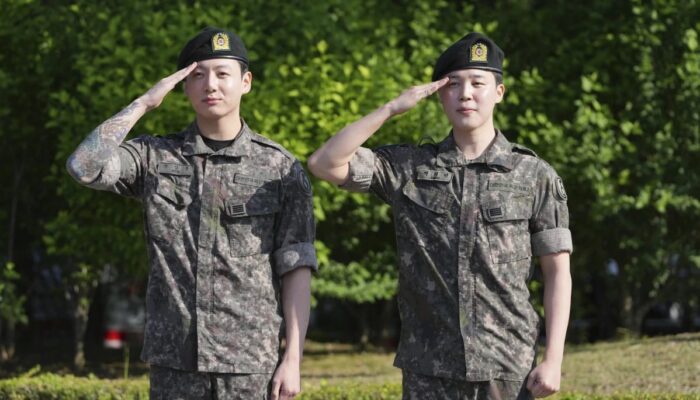 Ratusan Penggemar Sambut Kepulangan Jimin dan Jung Kook BTS Usai Menyelesaikan Wajib Militer