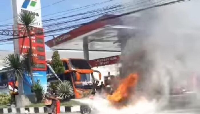 Motor Roda Tiga Terbakar Hebat di Depan SPBU Araya Malang, Diduga Kelistrikannya Korslet