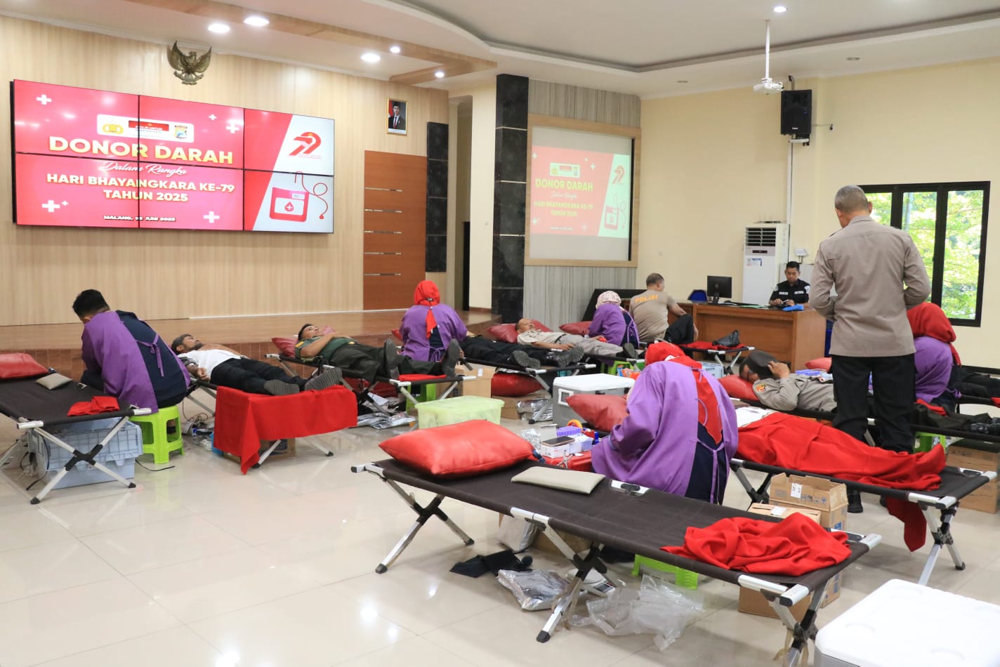 Ratusan Peserta ikuti Donor Darah Polres Malang dalam Rangka Hari Bhayangkara ke-79