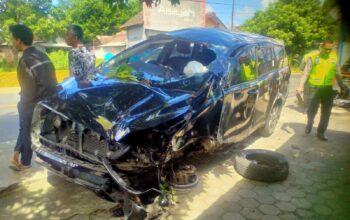 Kijang Innova Terguling di Jalan Raya Karangkates, Empat Penumpang Luka-Luka