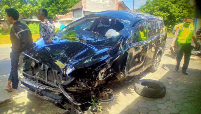 Kijang Innova Terguling di Jalan Raya Karangkates, Empat Penumpang Luka-Luka