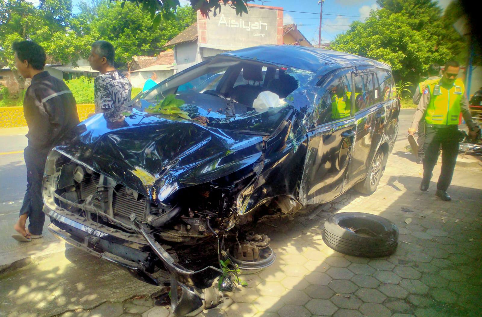 Kijang Innova Terguling di Jalan Raya Karangkates, Empat Penumpang Luka-Luka