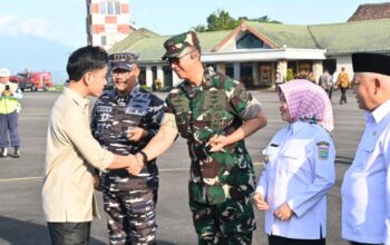 Komandan Pangkalan TNI Angkatan Udara (Danlanud) Abdulrachman Saleh, Marsma TNI Reza R.R. Sastranegara, S.Sos., M.A.P., MNSS., secara langsung melepas kepulangan Wakil Presiden Republik Indonesia, Gibran Rakabuming Raka, usai menjalankan rangkaian kunjungan kerja di Kabupaten Blitar, Rabu (18/6/2025).
