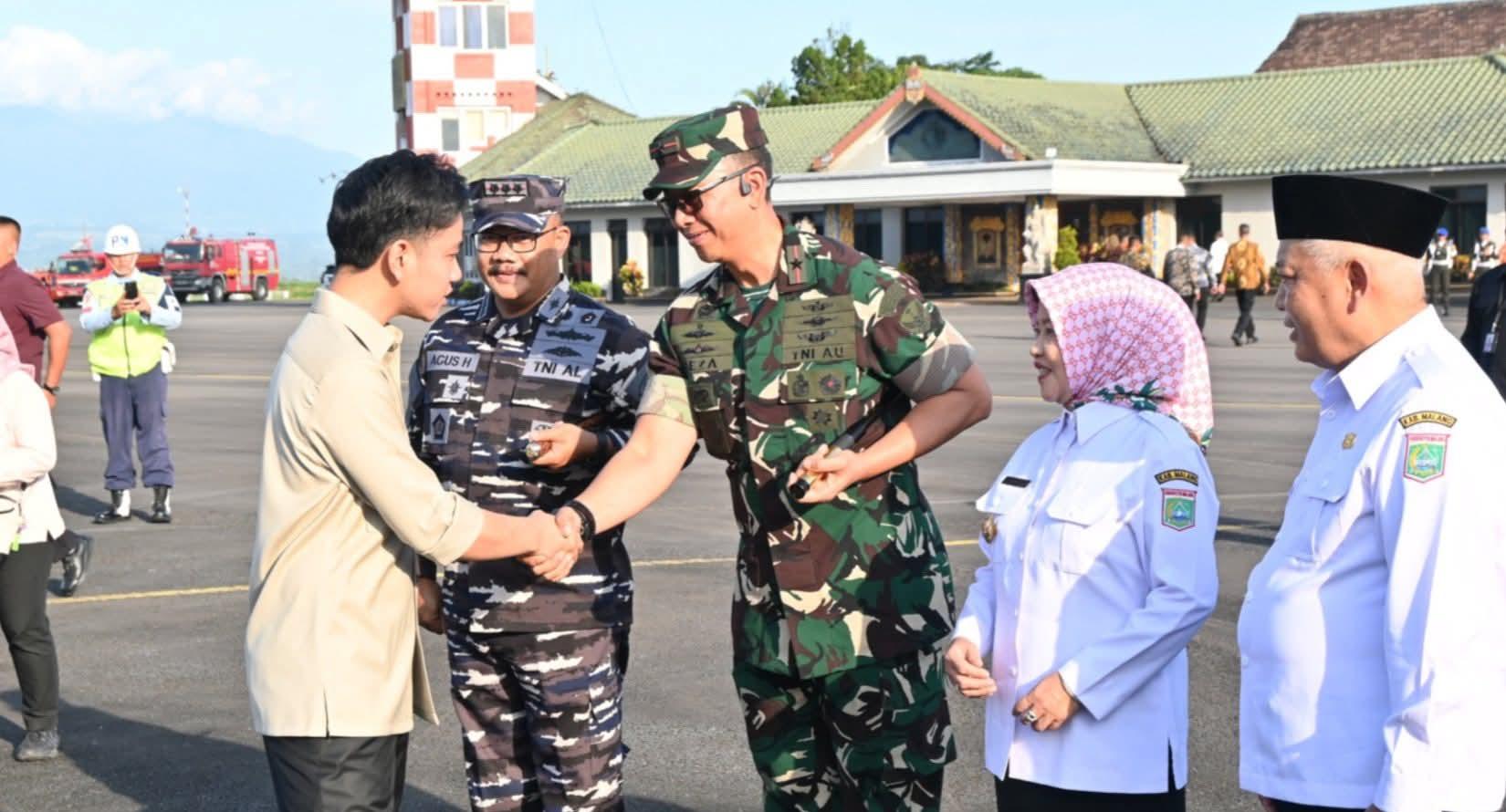 Komandan Pangkalan TNI Angkatan Udara (Danlanud) Abdulrachman Saleh, Marsma TNI Reza R.R. Sastranegara, S.Sos., M.A.P., MNSS., secara langsung melepas kepulangan Wakil Presiden Republik Indonesia, Gibran Rakabuming Raka, usai menjalankan rangkaian kunjungan kerja di Kabupaten Blitar, Rabu (18/6/2025).