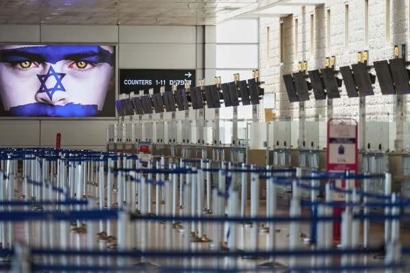 Konflik bersenjata yang semakin memanas antara Israel dan Iran telah menyebabkan penutupan wilayah udara secara luas di Timur Tengah. Serangan udara Israel yang menargetkan Teheran, Qom, dan fasilitas strategis lainnya memicu balasan besar dari Iran dengan ratusan pesawat nirawak dan rudal. Akibatnya, puluhan bandara menghentikan operasi dan ribuan penerbangan dibatalkan.