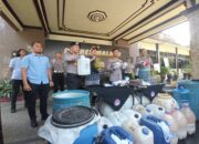 Peredaran minuman keras (miras) ilegal kembali terbongkar di wilayah Kabupaten Malang. Kali ini, aparat Polres Malang berhasil mengungkap praktik produksi miras tradisional di Dusun Tanjungsari, Desa/Kecamatan Bantur, Kabupaten Malang.