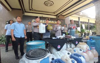 Peredaran minuman keras (miras) ilegal kembali terbongkar di wilayah Kabupaten Malang. Kali ini, aparat Polres Malang berhasil mengungkap praktik produksi miras tradisional di Dusun Tanjungsari, Desa/Kecamatan Bantur, Kabupaten Malang.