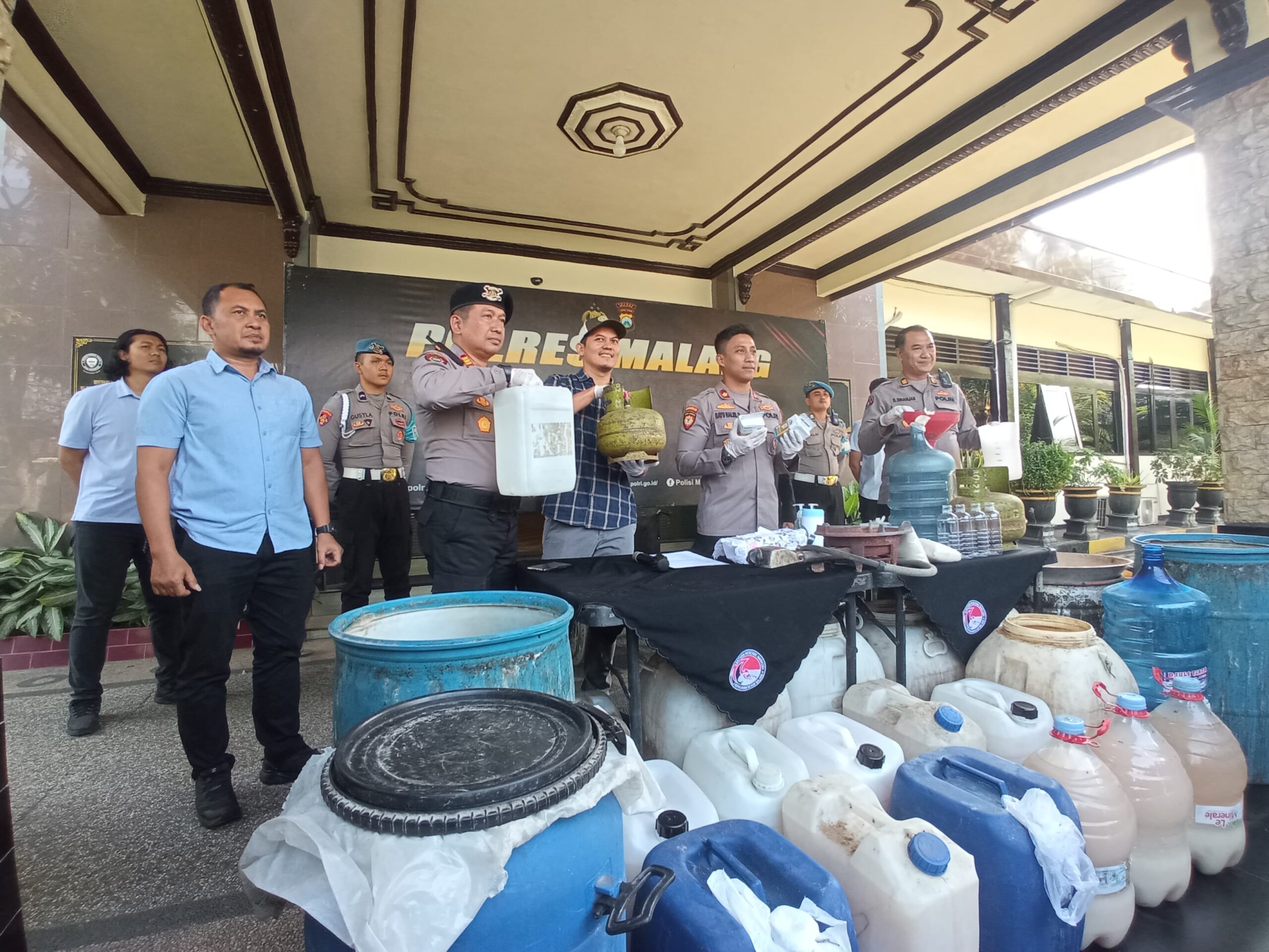 Peredaran minuman keras (miras) ilegal kembali terbongkar di wilayah Kabupaten Malang. Kali ini, aparat Polres Malang berhasil mengungkap praktik produksi miras tradisional di Dusun Tanjungsari, Desa/Kecamatan Bantur, Kabupaten Malang.