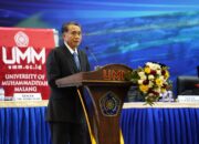 Universitas Muhammadiyah Malang (UMM) kembali menggelar acara wisuda ke-118 yang berlangsung meriah dan penuh makna. Acara ini terasa istimewa karena kehadiran Duta Besar Republik Indonesia untuk Mesir, Dr. (HC) Luthfi Rauf MA, yang memberikan orasi ilmiah sekaligus menyampaikan pesan strategis terkait pentingnya pendidikan dalam menghadapi tantangan zaman global.