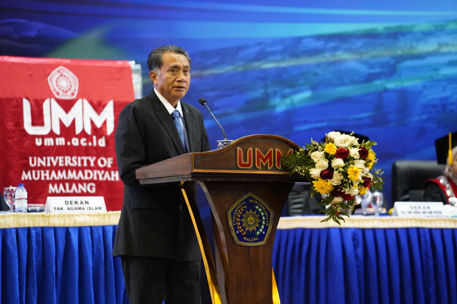Universitas Muhammadiyah Malang (UMM) kembali menggelar acara wisuda ke-118 yang berlangsung meriah dan penuh makna. Acara ini terasa istimewa karena kehadiran Duta Besar Republik Indonesia untuk Mesir, Dr. (HC) Luthfi Rauf MA, yang memberikan orasi ilmiah sekaligus menyampaikan pesan strategis terkait pentingnya pendidikan dalam menghadapi tantangan zaman global.
