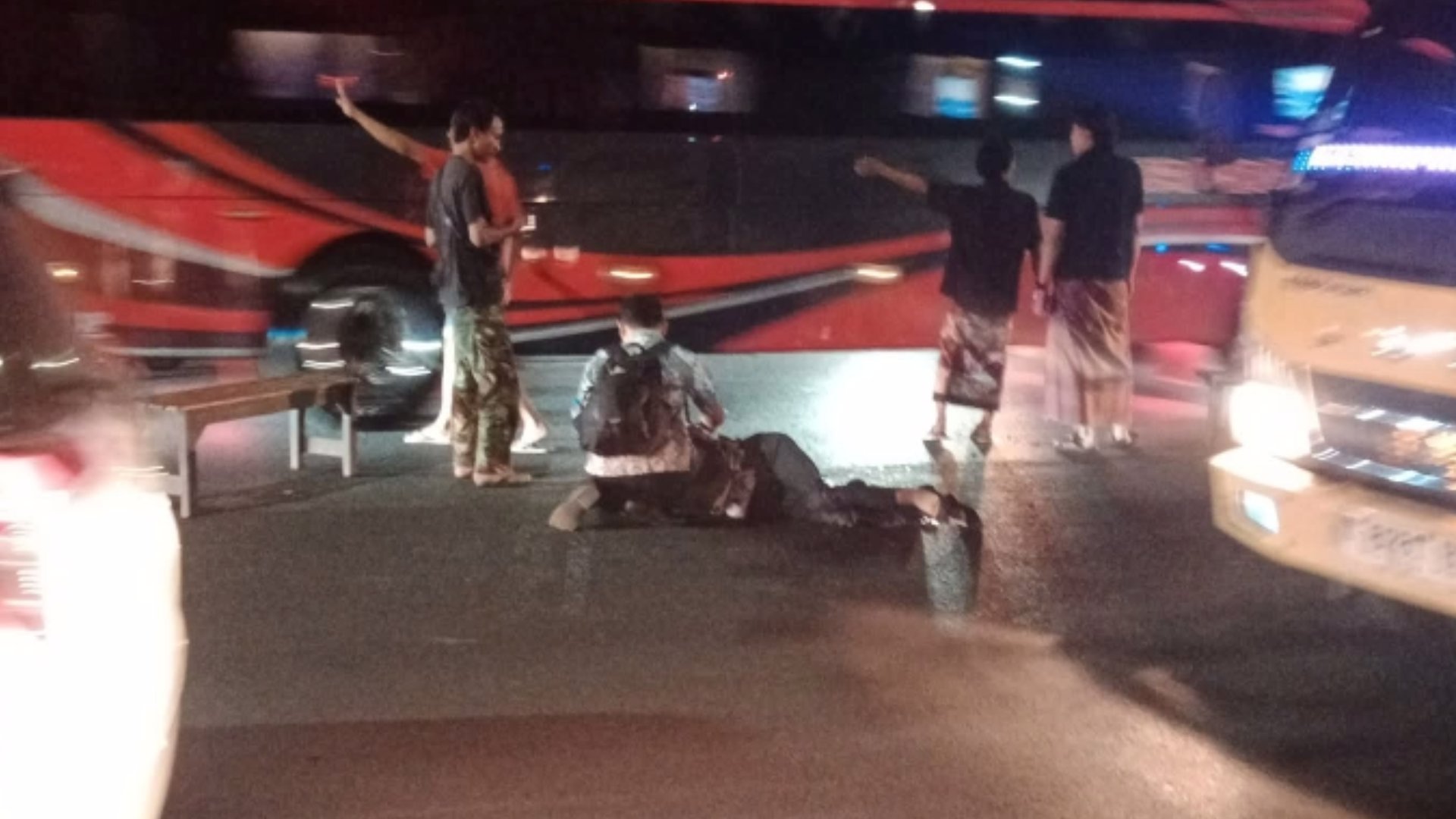 Kecelakaan lalu lintas (laka lantas) terjadi di pertigaan Pandean-Sulfat, Kota Malang, Jumat (20/6/2025) sekitar pukul 18.11 WIB. Sebuah truk pengangkut tebu dilaporkan terlibat tabrakan dengan sepeda motor yang ditumpangi sepasang pria dan wanita