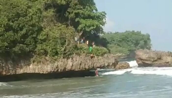 Polisi Beberkan Kronologi Dua Wisatawan Terseret Ombak di Pantai Ungapan Malang