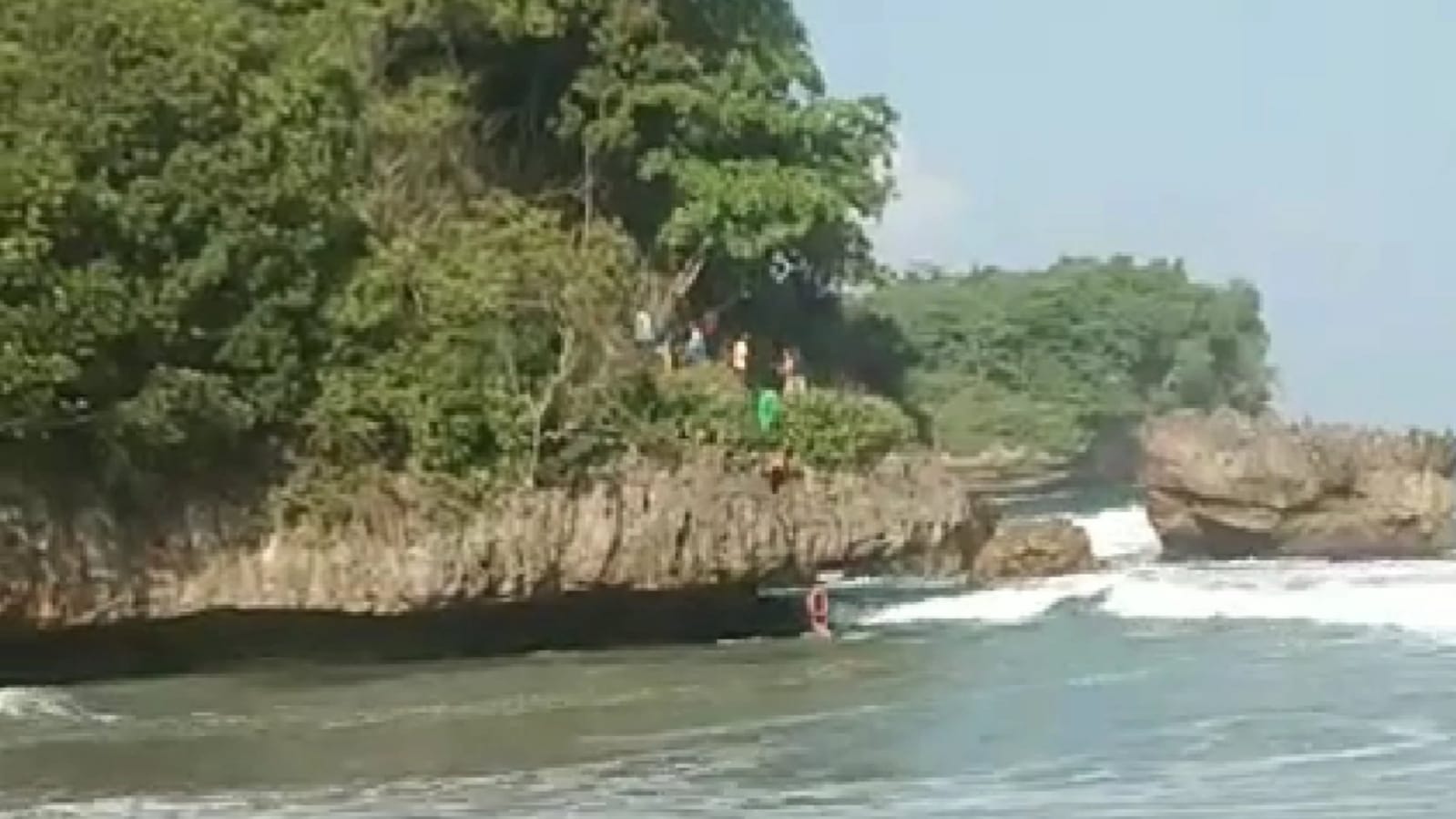 Polisi Beberkan Kronologi Dua Wisatawan Terseret Ombak di Pantai Ungapan Malang