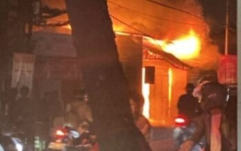 Kebakaran Hebat Hanguskan Rumah di Perempatan Bugis Pakis Malang