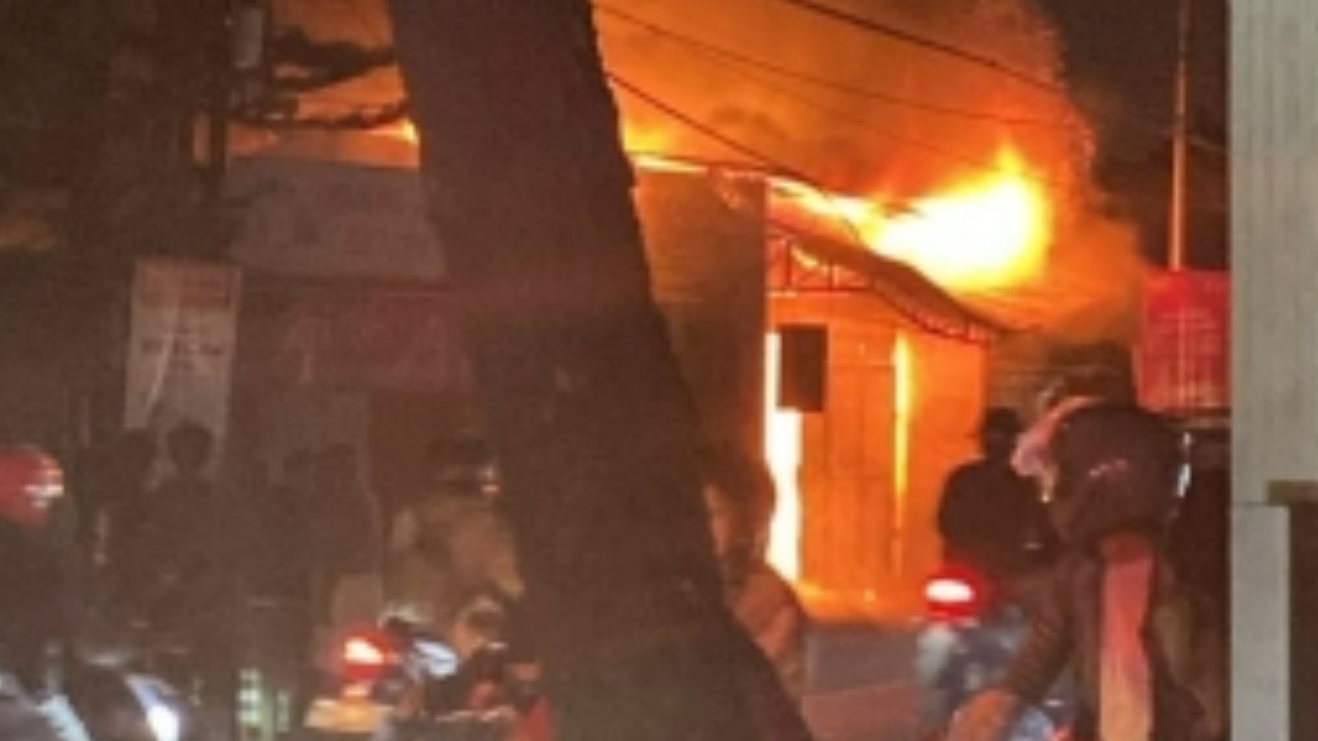 Kebakaran Hebat Hanguskan Rumah di Perempatan Bugis Pakis Malang