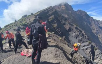 Basarnas Evakuasi Jasad Pendaki asal Brasil dari Tebing Terjal Gunung Rinjani