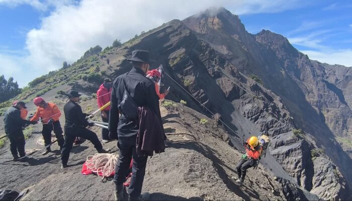 Basarnas Evakuasi Jasad Pendaki asal Brasil dari Tebing Terjal Gunung Rinjani
