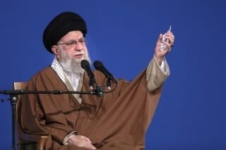 Setelah lebih dari sepekan tak terlihat sejak pecahnya perang Israel-Iran, Pemimpin Tertinggi Iran, Ayatollah Ali Khamenei akhirnya tampil kembali di publik dan menyampaikan pernyataan pertamanya sejak gencatan senjata diumumkan.