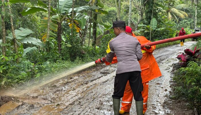 Warga Gadungsari Tirtoyudo Malang Dikejutkan Longsor, Akses Jalan Lumpuh Sementara