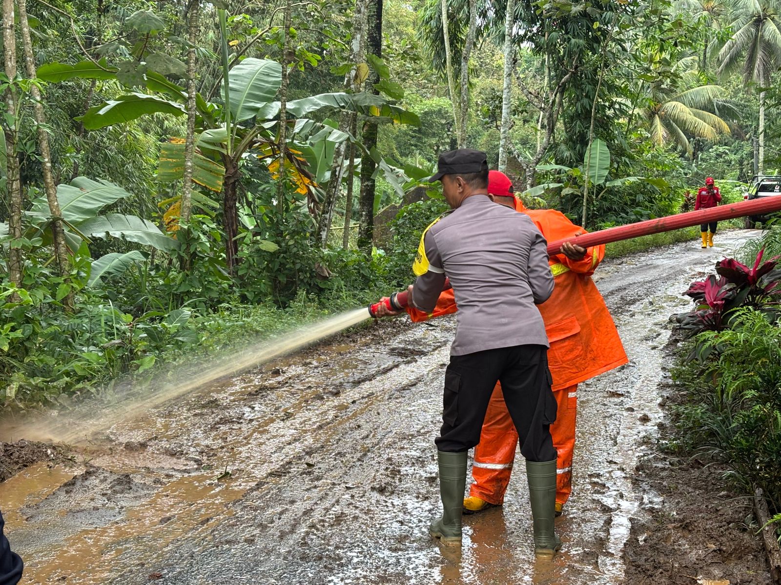 Warga Gadungsari Tirtoyudo Malang Dikejutkan Longsor, Akses Jalan Lumpuh Sementara