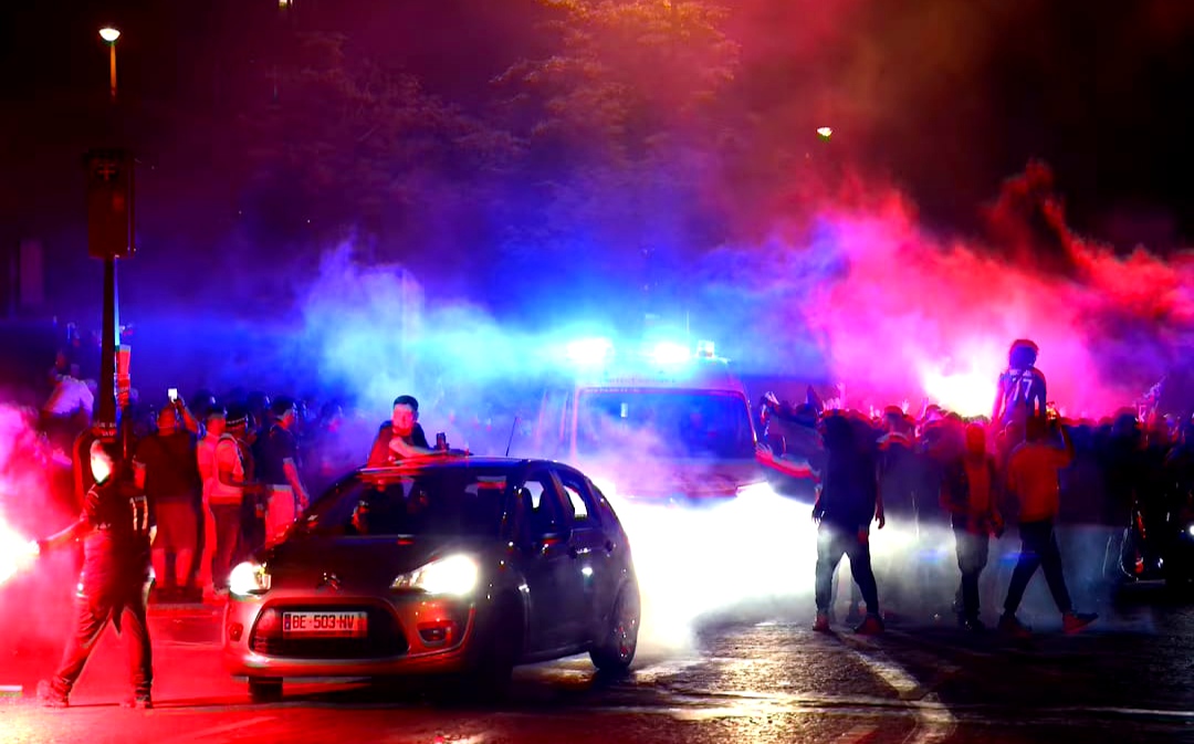 Perayaan kemenangan Paris Saint-Germain (PSG) di Liga Champions pada Sabtu malam (31/05) waktu setempat berujung pada kerusuhan di beberapa wilayah Prancis. Menurut laporan sementara Kementerian Dalam Negeri, lebih dari 500 orang ditangkap dan dua orang meninggal dunia dalam insiden terkait perayaan tersebut.