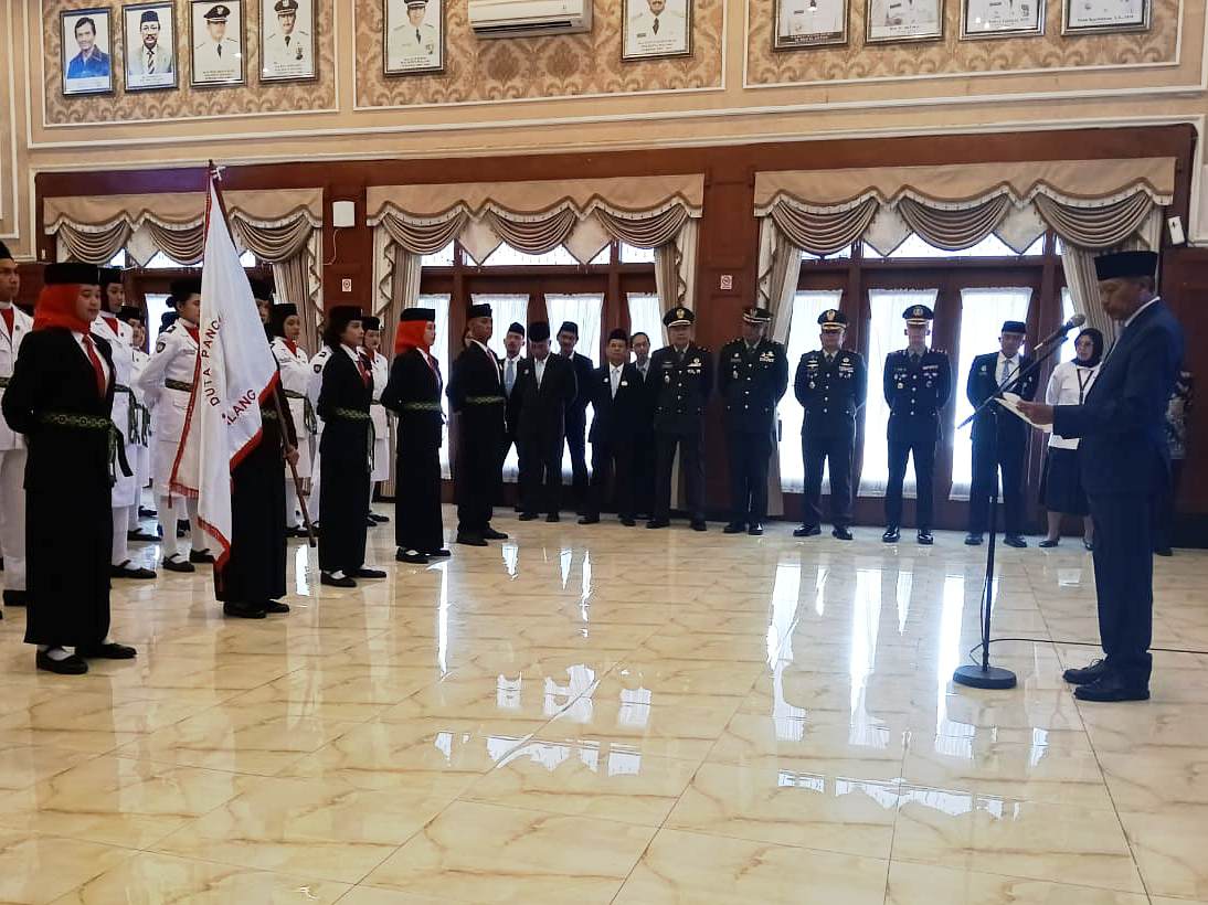 Sejumlah wajah muda tampak berbaris rapi di halaman Balai Kota Malang, Senin (2/6/2025) pagi. Mereka adalah Duta Pancasila Paskibraka Indonesia (DPPI) angkatan pertama, yang resmi dilantik di Kota Malang.