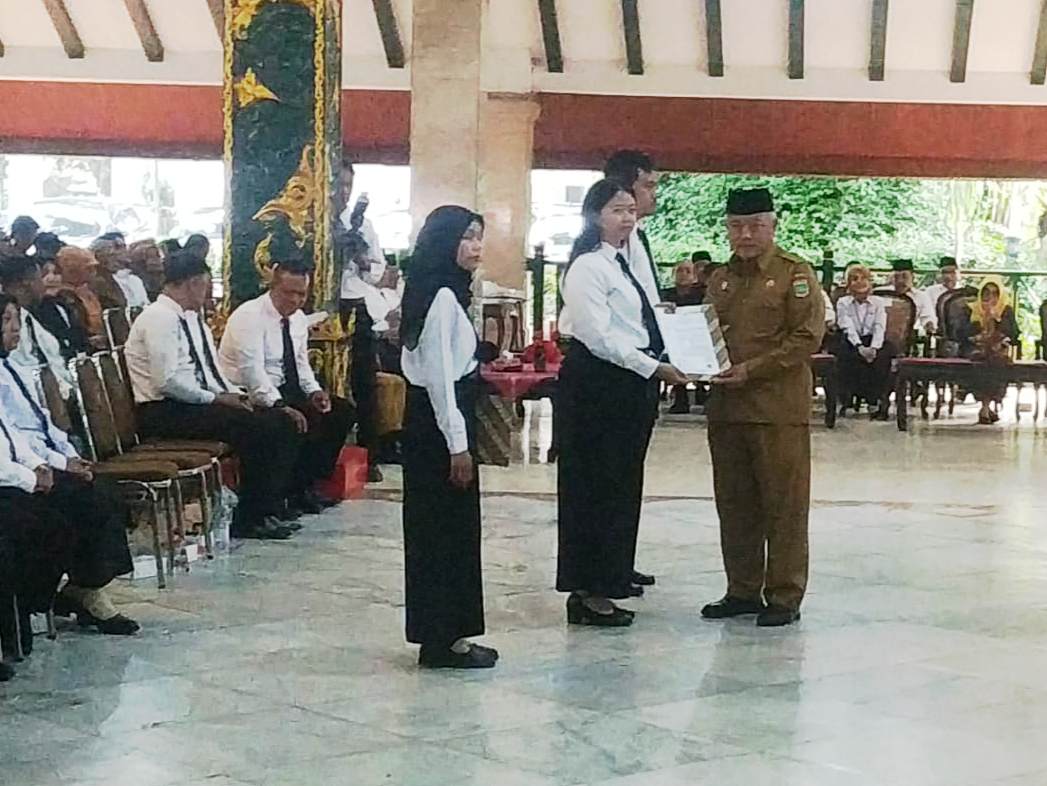 Sebanyak 3.850 Pegawai Pemerintah dengan Perjanjian Kerja (PPPK) formasi 2020–2021 resmi menerima Surat Keputusan (SK) pengangkatan di Pendopo Kabupaten Malang , Senin (2/6/2025).