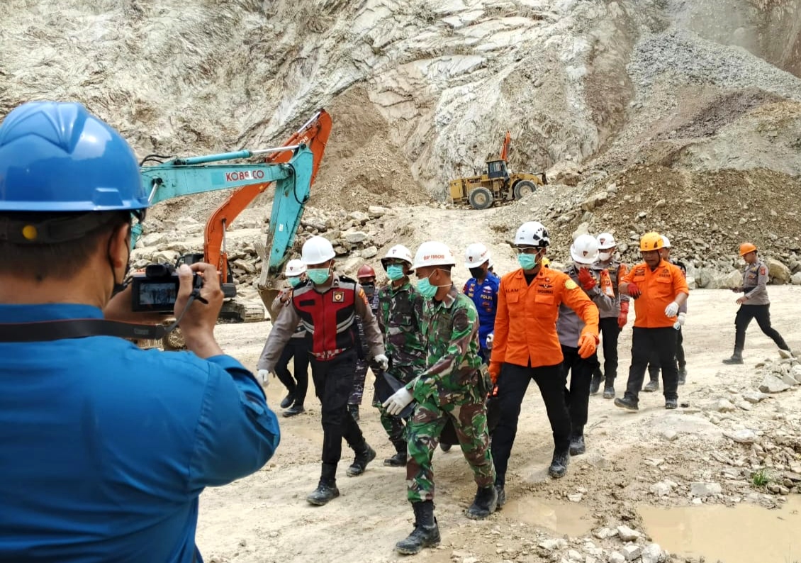 Tim pencarian dan pertolongan (SAR) gabungan kembali menemukan satu jenazah korban longsor di lokasi tambang galian C Gunung Kuda, Cirebon, pada Senin (2/6) pukul 10.30 WIB. Jenazah yang ditemukan atas nama Sudiono (51), warga Desa Girinata, Kecamatan Dukuputang, Kabupaten Cirebon.