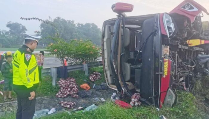 Bus Rombongan dari Denpasar Terguling di Tol Jombang, 15 Orang Terluka