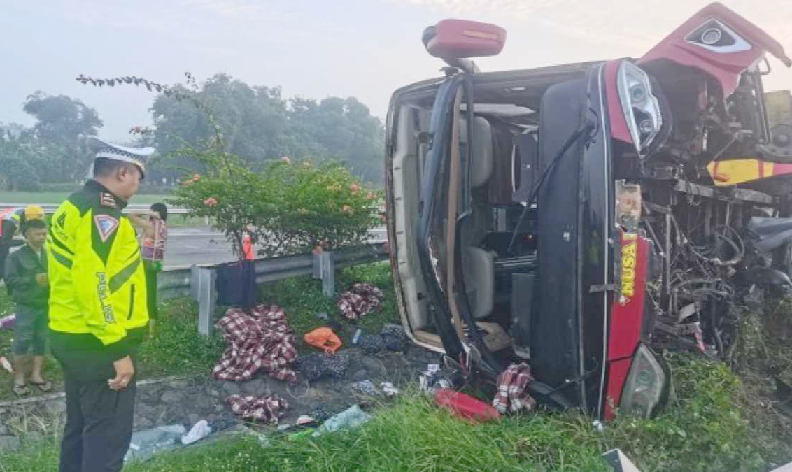 Bus terguling di Tol Jombang.
