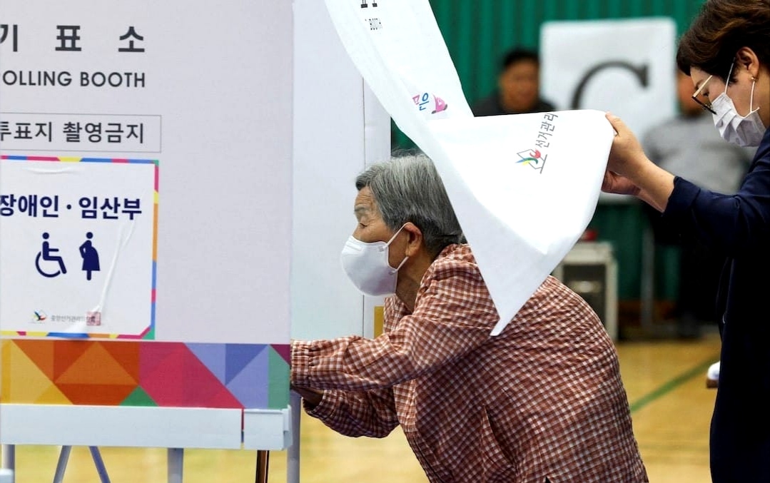 Warga Korea Selatan memberikan suara dalam pemilihan presiden khusus setelah enam bulan drama ketidakpastian yang dipicu oleh pemberlakuan darurat militer singkat oleh mantan presiden Yoon Suk Yeol pada Selasa (03/06).