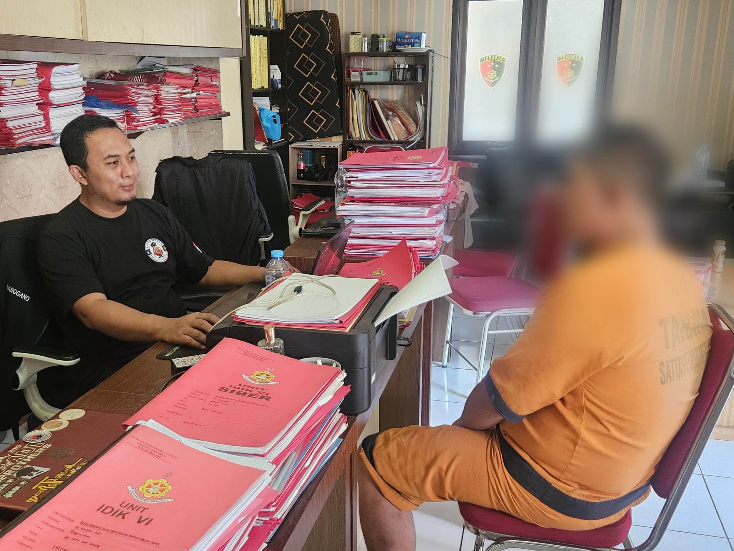 Satuan Reserse Kriminal (Satreskrim) Polres Malang mengungkap kasus penipuan dan penggelapan berskala besar dengan modus toko bangunan fiktif.