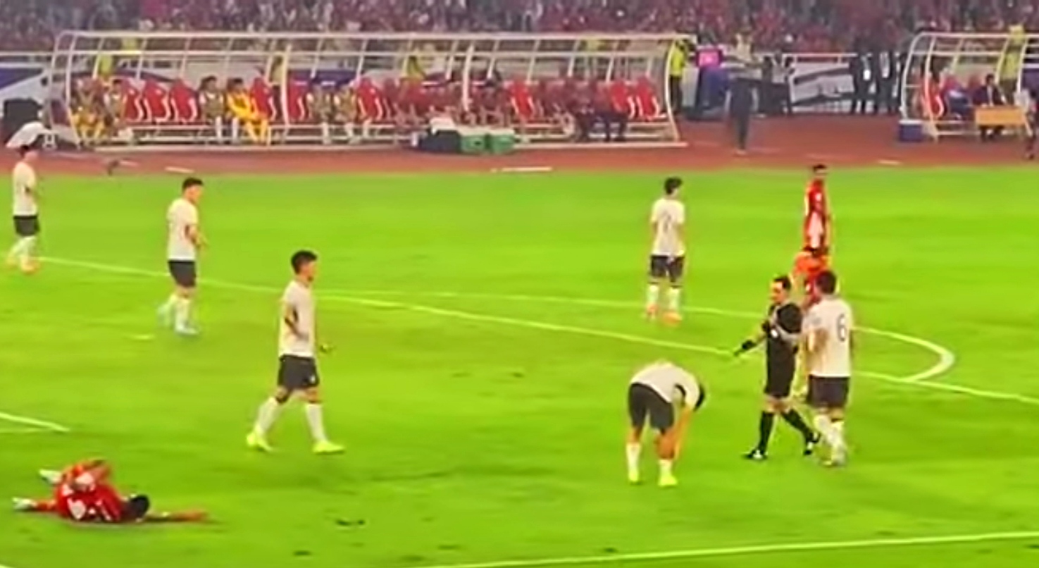 Laga sengit antara Timnas Indonesia dan China di Stadion Utama Gelora Bung Karno, Jakarta, pada Kamis (05/06), berakhir dengan kemenangan tipis 1-0 untuk Garuda. Gol tunggal Indonesia dicetak oleh Ole Romeny melalui titik putih pada masa injury time babak pertama, setelah Ricky Kambuaya dilanggar di kotak terlarang.