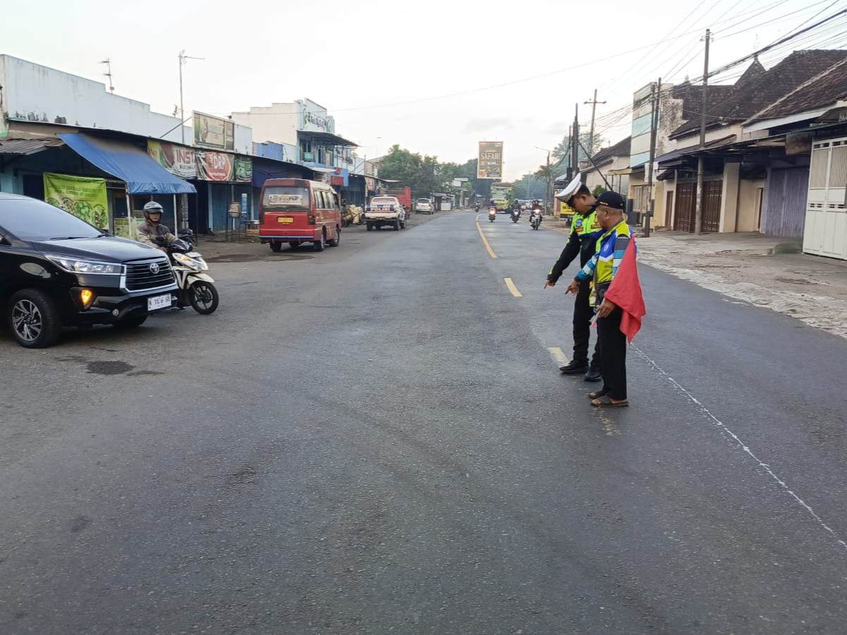 Kecelakaan lalu lintas terjadi di Jalan Raya dekat Tugu Pancasila, Desa Ngebruk, Kecamatan Sumberpucung, Kabupaten Malang, Sabtu (7/6/2025) pagi.