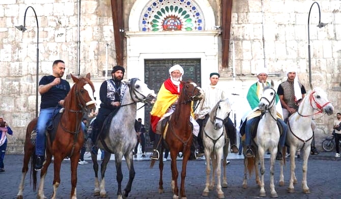 Tiga Muslim asal Spanyol menempuh perjalanan panjang dari Spanyol menuju Mekkah untuk menunaikan ibadah haji dengan menunggang kuda, menelusuri kembali jalur kuno yang jarang dilalui selama berabad-abad. Abdelkader Harkassi Aidi, Tarek Rodriguez, dan Abdallah Rafael Hernandez Mancha memulai perjalanan mereka pada Oktober tahun lalu.