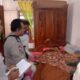 Warga Perum Istana Kanjuruhan, Desa Sukosari, Kecamatan Gondanglegi, Kabupaten Malang, digegerkan dengan penemuan seorang perempuan yang ditemukan tewas di dalam kamar rumahnya pada Jumat (6/6/2025) pagi kemarin.