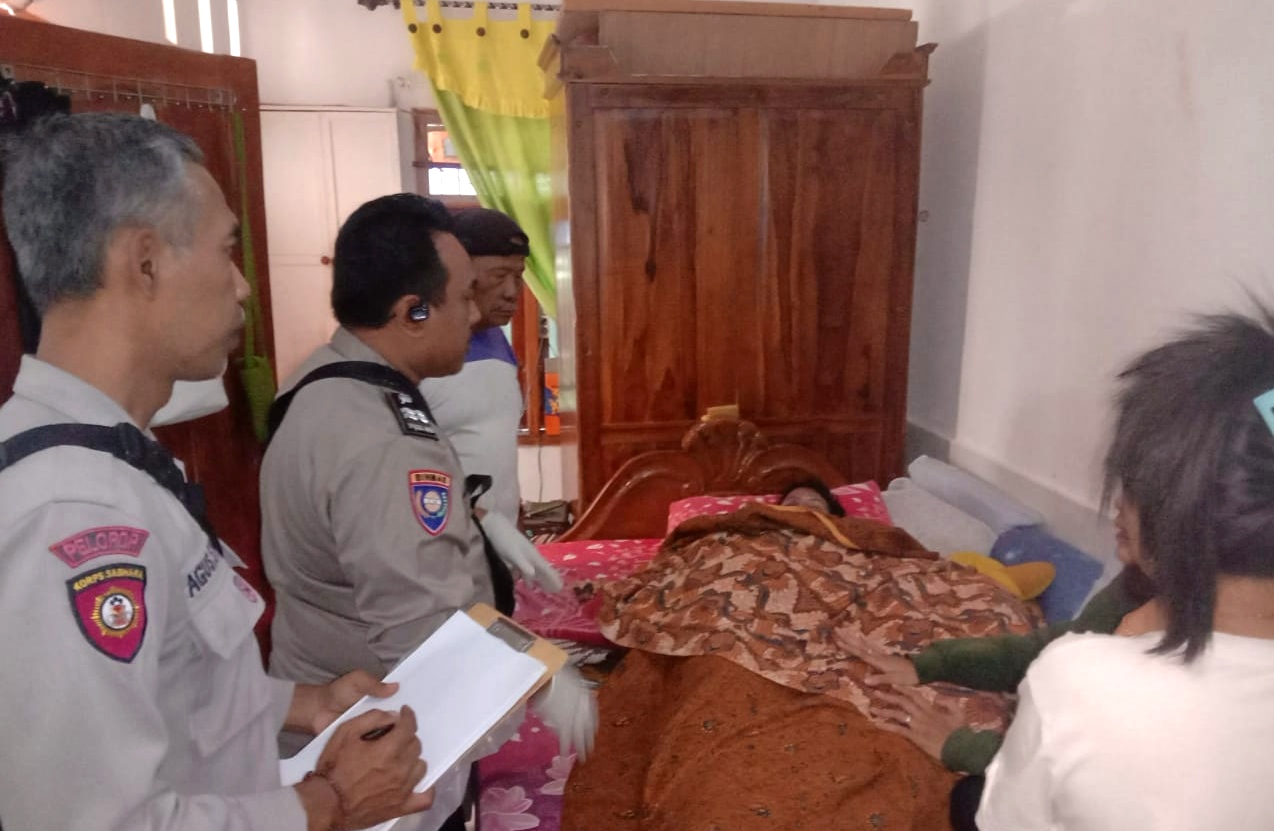 Warga Perum Istana Kanjuruhan, Desa Sukosari, Kecamatan Gondanglegi, Kabupaten Malang, digegerkan dengan penemuan seorang perempuan yang ditemukan tewas di dalam kamar rumahnya pada Jumat (6/6/2025) pagi kemarin.