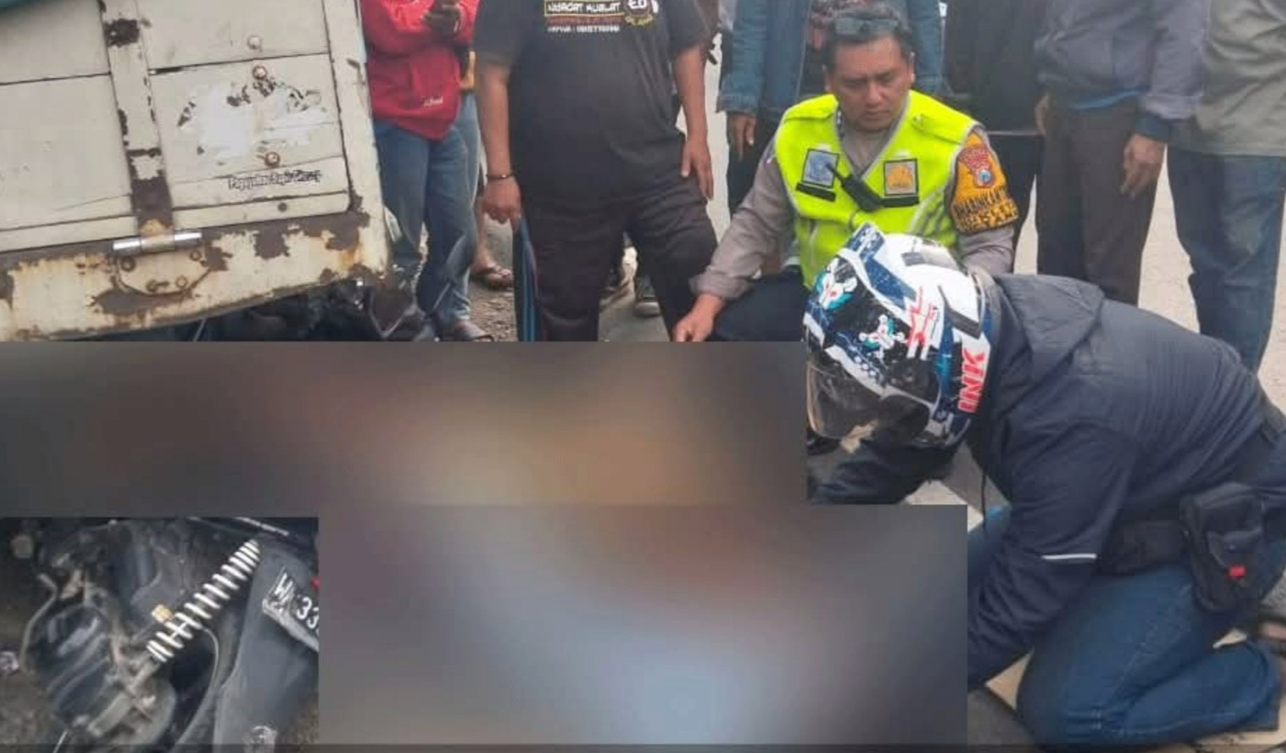 Kecelakaan tragis kembali terjadi di ruas jalan wilayah Kabupaten Sidoarjo. Tiga remaja pengendara sepeda motor mengalami kecelakaan hebat setelah menabrak bagian belakang sebuah truk yang tengah terparkir di tepi Jalan Raya Kletek, Kecamatan Taman, Sabtu (7/6/2025) pagi.